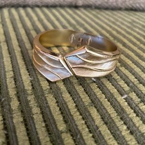 Elegant Gold Wave Design Ring